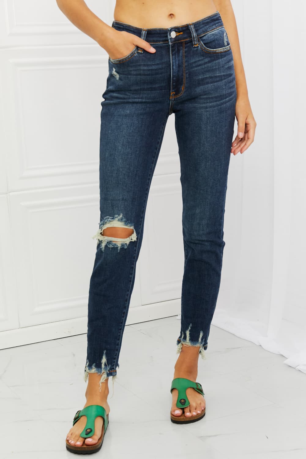 Judy Blue Melaney Mid Rise Distressed Relaxed Fit Jeans