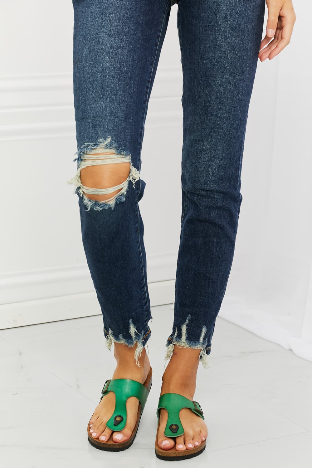 Judy Blue Melaney Mid Rise Distressed Relaxed Fit Jeans